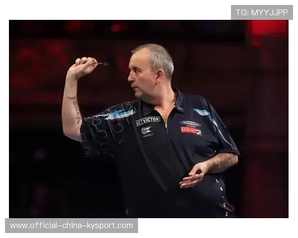 PDC菲尔·泰勒飞镖命中高分区，上演完美局